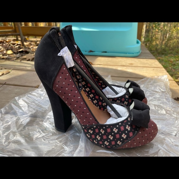 NWT Sole Obsession Ankle Buckle Burg/Black Textile Virgo Close Toe Heal Size 8 - Picture 2 of 16